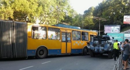 В Тернополе БРДМ столкнулась с троллейбусом