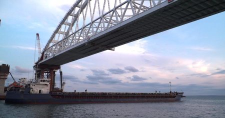 Под установленной аркой крымского моста прошло первое судно под российским  ...