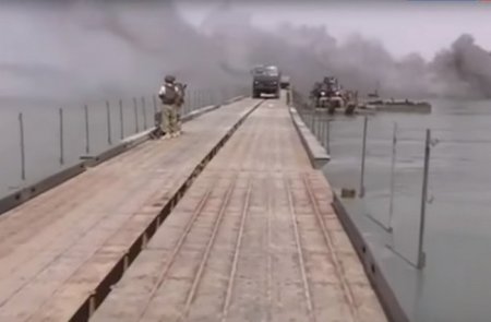 Российские военные инженеры навели понтонный мост через Евфрат юго-восточнее Дейр-эз-Зора - Военный Обозреватель