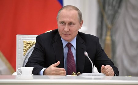Путин отметил необходимость сохранения трудовой квалификации женщинами 