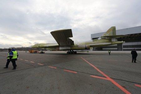 В Казани состоялась выкатка первого обновленного стратегического самолета Т ...