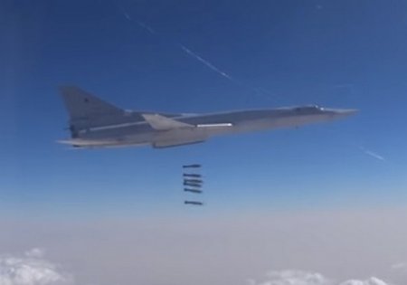 Российские Ту-22М3 третий день подряд наносят удар по объектам террористов в Сирии