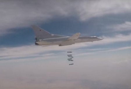 Дальние бомбардировщики Ту-22М3 пятый день подряд бомбят позиции ИГ на фоне боев в провинции Дейр-эз-Зор