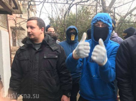 Типичная Украина: в Херсоне неонацисты забросали яйцами депутата (ФОТО, ВИДЕО)