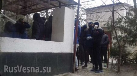 Типичная Украина: в Херсоне неонацисты забросали яйцами депутата (ФОТО, ВИДЕО)