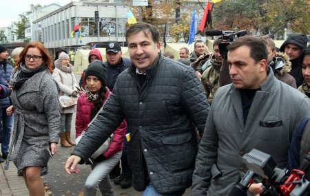 Саакашвили пообещал заблокировать администрацию Порошенко