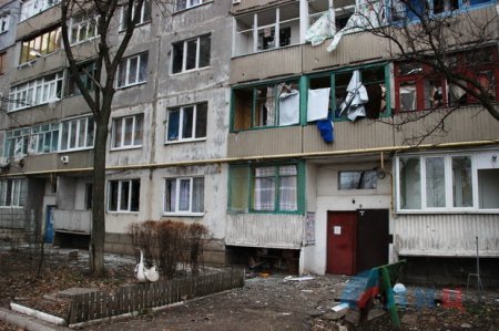 Укрофашисты тяжелой артиллерией обстреливают города Донбасса: много разруше ...