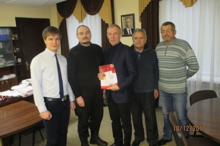 КПРФ наградила главу администрации города Стаханова Сергея Жевлакова