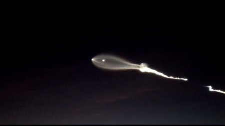 «Инопланетное вторжение»: люди приняли свечение от ракеты SpaceX за НЛО