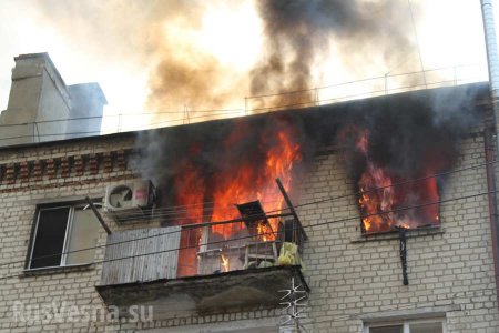 ВСУ обстреляли Донецк зажигательными боеприпасами, горит многоквартирный дом
