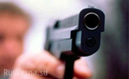 В Киеве полицейский с пистолетом напал на автомобиль супружеской пары (ВИДЕО)