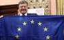 Верность традициям: Порошенко в Мюнхене показал помятый флаг ЕС «из Авдеевк ...