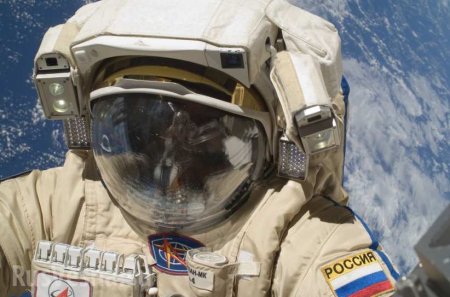 Российские космонавты вышли в открытый космос (ВИДЕО)