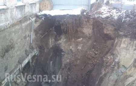 В Харькове глубоко под землю провалился дом (ФОТО, ВИДЕО)