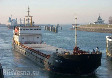 Украинский моряк забаррикадировался на судне под Одессой из-за долгов по зарплате