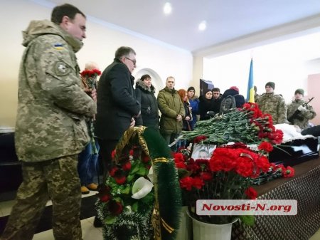 Украинцы встали на колени перед лётчиком-самоубийцей, подозреваемым в уничтожении «Боинга» MH17 (ФОТО, ВИДЕО)