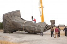 В Китае шеститонная статуя императора упала из-за сильного ветра