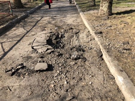 Укрофашисты нанесли массированные обстрелы по окраинам Донецка, есть разрушения, ранены трое мирных жителей. Идут бои на окраинах города