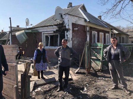 Укрофашисты нанесли массированные обстрелы по окраинам Донецка, есть разрушения, ранены трое мирных жителей. Идут бои на окраинах города