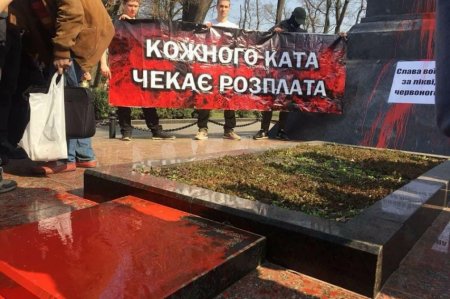 В Киеве националисты сорвали возложение цветов к памятнику Ватутину и облили его краской