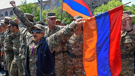 На площади в центре Еревана собрались сторонники оппозиции