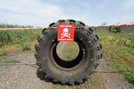 В Донбассе на минном поле ВСУ под Авдеевкой подорвалась машина с военными Н ...