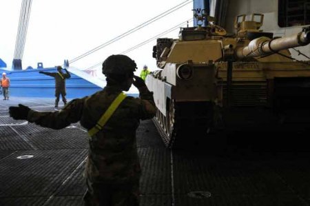США начали переброску военной техники в Восточную Европу