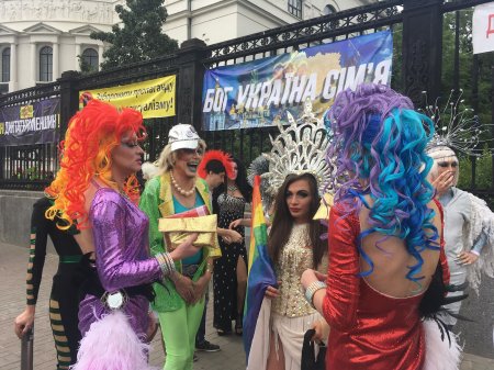 Гей-парад в Киеве. Идут массовые задержания противников ЛГБТ. Порошенко на белом коне во главе колонны...