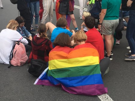 Гей-парад в Киеве. Идут массовые задержания противников ЛГБТ. Порошенко на белом коне во главе колонны...