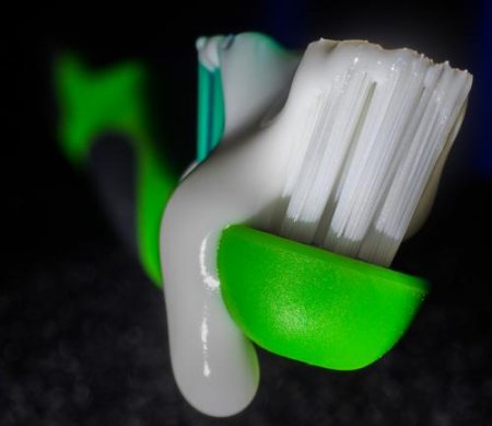 Ученые: Опасный компонент зубной пасты может вызвать СД