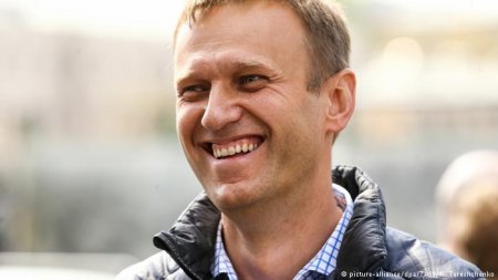 Блогер Навальный позвал народ на незаконный митинг, а сам решил перекантова ...