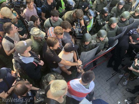 Иностранцы-«атошники» приковали себя наручниками у Администрации Порошенко (ФОТО, ВИДЕО)
