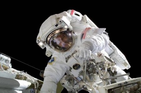 «Нибиру?»: В отражении скафандра астронавта NASA заметили яркое свечение