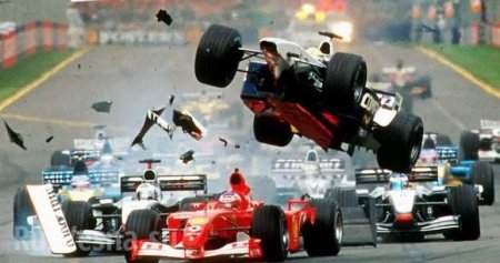 Страшная авария на Формуле-3: болид на вылетел за трассу (ФОТО, ВИДЕО)