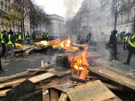 Король вернулся в догорающий Париж: Макрон и глава МВД осмотрели разрушения после погромов (+ВИДЕО, ФОТО)