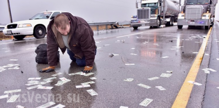 Деньги, высыпавшиеся на трассу, стали причиной нескольких аварий (ФОТО, ВИДЕО)