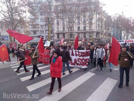 «Жёлтые жилеты» под красными знамёнами: во Франции начались массовые аресты (ФОТО)