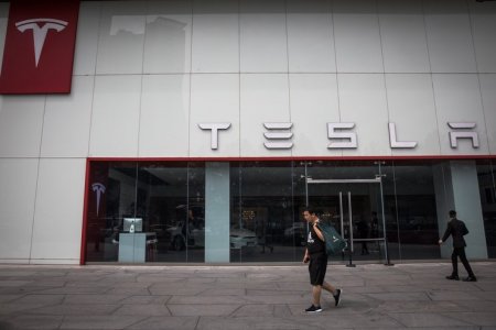 Акции Tesla обвалились после сообщения о сокращении сотрудников