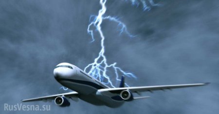 В пассажирский самолёт над Сочи ударила молния