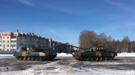 Гвардейцы поздравили женщин удивительным танковым «балетом» (ВИДЕО)