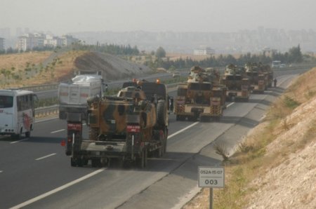 Турецкая армия подтянула к сирийской границе большой военный конвой