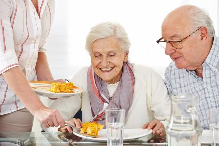 Что нужно есть старикам? Врачи назвали лучшую диету для пенсионеров