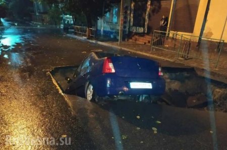 Полный крах инфраструктуры — в одесской области машина с пассажирами провалилась под асфальт (ФОТО)