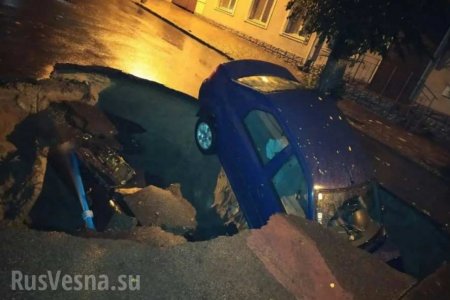 Полный крах инфраструктуры — в одесской области машина с пассажирами провалилась под асфальт (ФОТО)