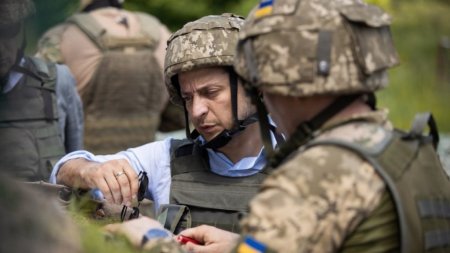 «Мир» в Донбассе: Киев привел ВСУ и карбат «Азов» в полную боеготовность