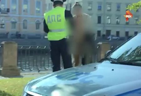 Сотрудник ДПС остановил за нарушение голую автоледи в одном плаще