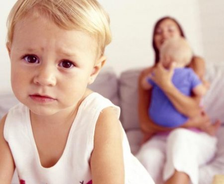 Лайфхак для родителей: Как справиться с ревностью детей