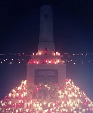 «Мы помним вас!»: поляки зажгли тысячи свечей у памятников красноармейцам