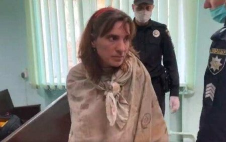Жуткое убийство: задержанная с отрезанной головой дочери женщина устроила скандал в суде (ВИДЕО, ФОТО 18+)