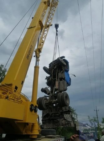 Грузовик повис над рекой — на Украине «устал» очередной мост (ФОТО)